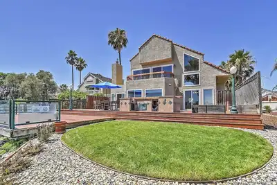 Image de Waterfront Discovery Bay Home avec bar extérieur et quai