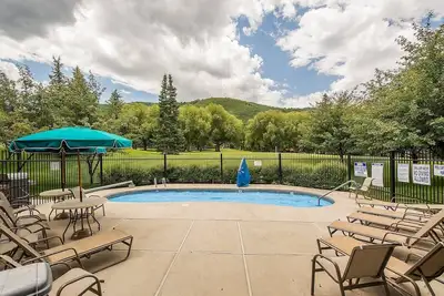 Image de Tarifs D'été Bas! Unité au 1er Étage Avec vue sur la Piscine! Rafting Gratuit! Aucune Voiture Nécessaire-150 Mètres de bus et de ski