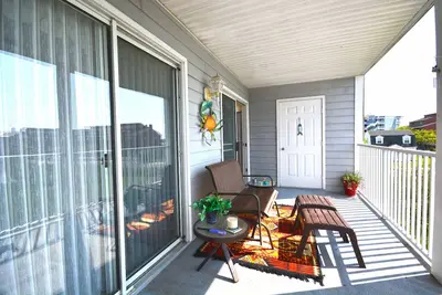 Image de Cozy, confortable condo de 2 chambres avec connexion Wi-Fi, une piscine extérieure et une vue imprenable sur la baie située au centre-ville et à quelques rues de la plage!