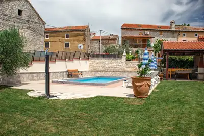Image de Maison en pierre centenaire, avec terrasse, cour et piscine - 4 personnes