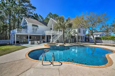 Image de Spacious Pass Christian Home avec piscine et quai de pêche