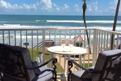 Image de Magnifique vue du lever du soleil de cette unité Direct Ocean Front \/ Corner!