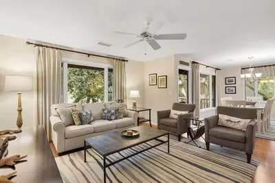 Image de 1328 Fairway Oaks: Belle villa 4 chambres Fairway Oaks, vue imprenable sur le golf