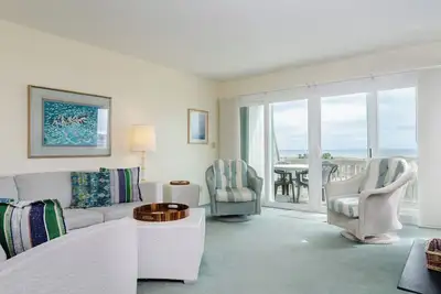 Image de Grande maison de ville en bord de mer avec quelques-unes des plus belles vues sur l'île