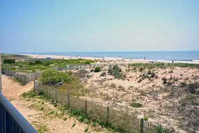 Image de Cozy, confortable condo de 2 chambres en bord de mer avec un décor côtier, WiFi gratuit, et une vue magnifique sur l'océan et les dunes à quelques pas de la plage!