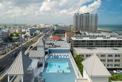 Image de Décor�� avec goût condo de bloc de l'océan 2 chambres avec piscine extérieure. Pratique pour la plage, des commerces et des restaurants. .