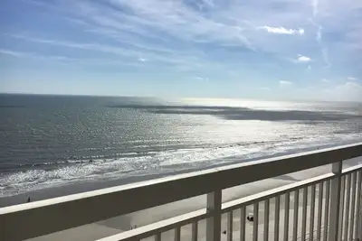Image de 4 Chambre condo directement en bord de mer, Wifi, une piscine extérieure, une rivière lente, bain à remous