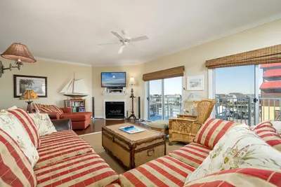 Image de Luxueux condo de trois chambres. Profitez d'une vue imprenable de l'intérieur de l'unité.