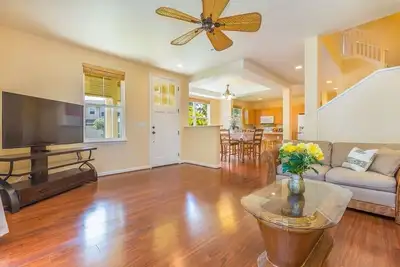 Image de Incroyable maison privée w / Ac, piscine, garage, bain à remous et jouets! (27 ° C). Mars spécial!