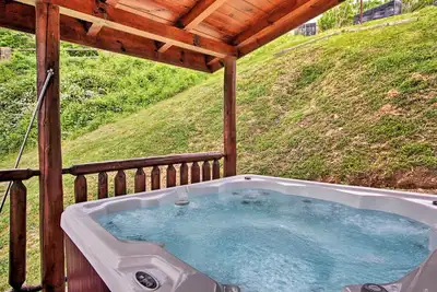 Image de Cabine avec bain à remous et cinéma maison à Gatlinburg!