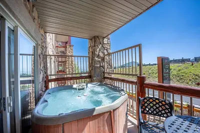 Image de Échapper à la Chaleur! Idéal Pour les Familles - Ac, 4 Suites King, spa Privé et 2 Ponts! Piscine, Navette Gratuite
