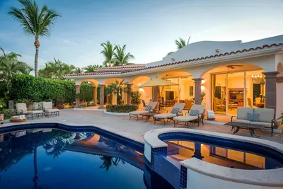 Image de Villa de luxe Las Brisas avec vue sur l'océan comprenant piscine privée, jacuzzi et bar