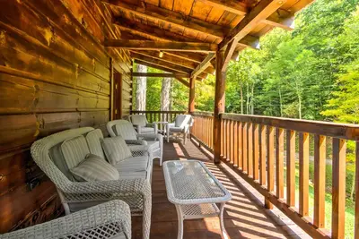 Image de Cabine commerciale pittoresque avec terrasse près de Boone & App State!
