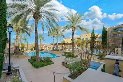 Image de Vue complète sur le lac et la piscine! 2 chambres / 2 salles de bain 30 minutes de la bande