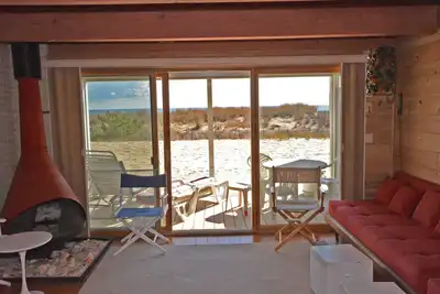 Image de Maison de ville en bord de mer de 2 chambres avec une connexion Wi-Fi gratuite et une étendue de sable personnelle est parfaite pour les enfants et située à Midtown avec la plage à quelques pas!
