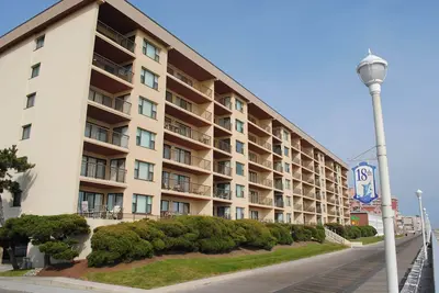 Image de Spacieux et confortable condo de luxe de 2 chambres en bord de mer avec WiFi gratuit et une vue imprenable sur l'océan situé au centre-ville sur le trottoir et à quelques pas de la plage!