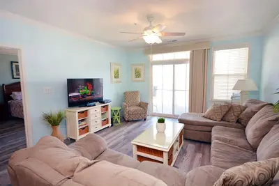 Image de Superbe condo de luxe de 3 chambres situé dans une communauté fermée, avec un style impeccable, une connexion Wi-Fi gratuite, des plages privées au bord de la baie, une piscine intérieure et extérieure, et une zone plus centrale située à quelques pâtés.
