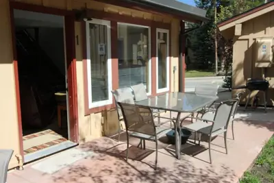 Image de Sunset One-Ski In / Arrêt de bus / Un pâté de maisons de la rue principale - Piscine et super emplacement - par iTrip