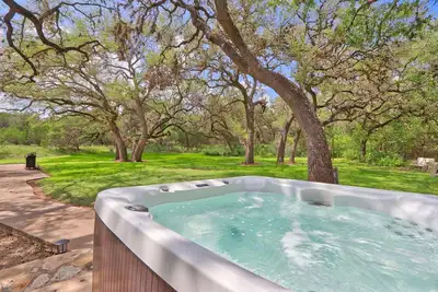 Image de Votre propre oasis privée, piscine, bain à remous, foyer sur 10 hectares magnifiques