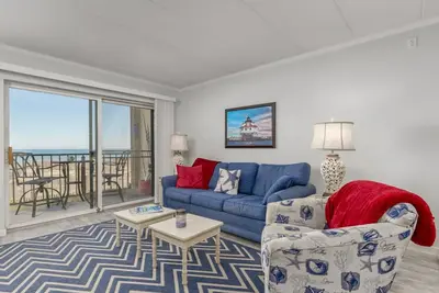 Image de Bien entretenu 1 Br, 1. 5 Ba en bord de mer condo. Profitez de la vue magnifique sur l'océan depuis votre balcon et à l'intérieur de l'unité.