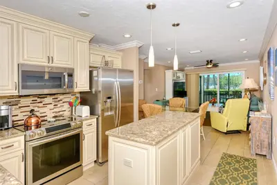 Image de Luxurious Living by Siesta Beach dans cette unité rénovée au rez-de-chaussée 2b \/ 1b avec des décorations personnalisées