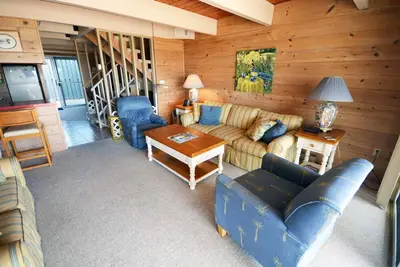 Image de Maison de ville traditionnelle en bord de mer avec 2 chambres, Wi-Fi, Hbo et un tronçon de sable privé, idéal pour les enfants et située à Midtown, à quelques pas de la plage!