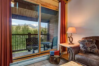 Superbes vues sur la montagne Breckenridge! Marche rapide vers les ascenseurs / centre-ville! Piscine, bain à remous, balcon privé!