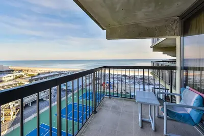 Image de Charmant condo de 2 chambres unique en bord de mer avec une décoration sud-ouest, une connexion Wi-Fi gratuite, des piscines intérieure et extérieure et bien plus encore situé dans le centre-ville, à quelques pas de la plage!