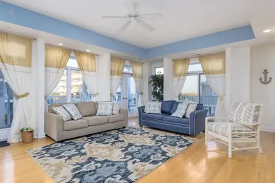 Image de Unique 5br, 4. 5 salles de bain seul étage copropriété avec vue sur l'océan.