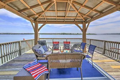 Image de Premier Lakefront Granbury House avec quai à 2 étages!