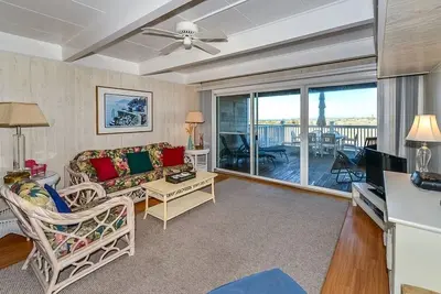 Image de Spacieuse maison de ville traditionnelle en bord de mer avec 3 chambres, une connexion Wi-Fi, une grande terrasse couverte, un accès au balcon depuis plusieurs pièces et une vue imprenable sur l'océan située en périphérie dans un quartier familial et à.