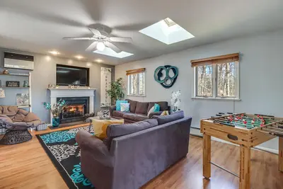 Image de Pocono Lake Home w \/ Ac, barbecue, grande terrasse et foyer!