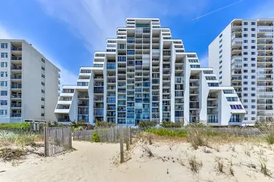 Image de Spacieux et confortable condo de 1 chambre en bord de mer avec Wi-Fi gratuit, une piscine extérieure et un porche fermé offrant une superbe vue sur l'océan