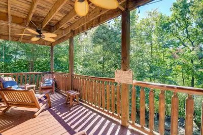 Image de Isolé et boisé Wears Valley Cabin w / Fire Pit!