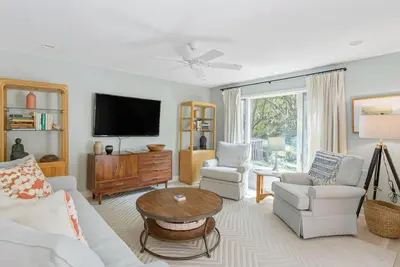 Image de 1357 Fairway Oaks: crédit pour équipement de plage / vélo de 250 $, près de la plage / du golf