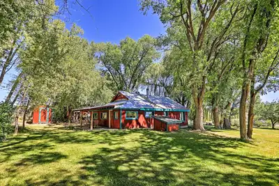Image de Peaceful Durango Farmhouse w \/ Backyard Patio + Gazebo