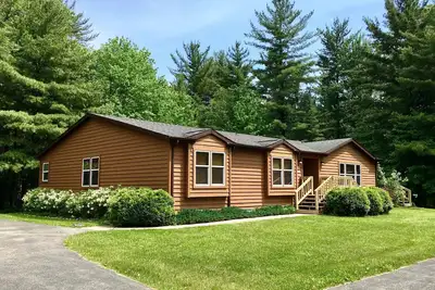 Image de Trails End @ Spring Brook Resort | Maison de vacances Creekside | Vues naturelles panoramiques
