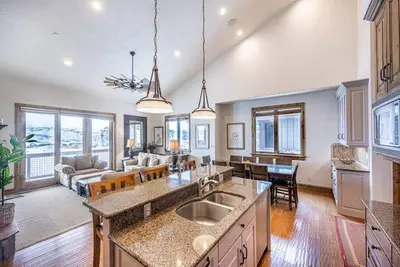 Image de Location de ski Gratuite! Parfait Pour les Familles - 2 Suites King, 2 Chambres Familiales, Lits Superposés et Bain à Remous Privé!