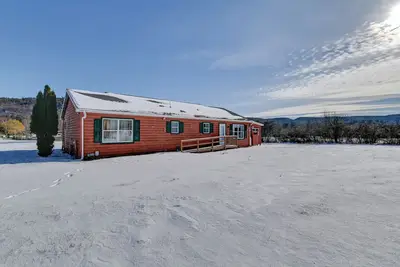 Image de Spacieux Ticonderoga Cottage w / Patio et vue sur le lac!
