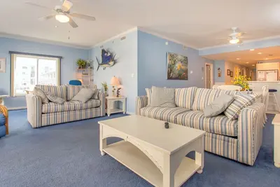 Image de Grand condo de luxe situé sur la 45e rue à quelques pas de la plage