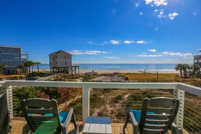Image de Observez les pélicans s'envoler au-dessus de la plage depuis le porche de ce bungalow surplombant la plage