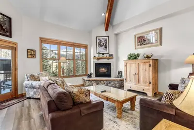 Image de Superbe emplacement à Breckenridge, bain à remous privé, vues magnifiques, à deux rues de la rue principale!