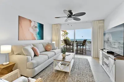 Image de ** Conviviale et familiale sur la plage - Profitez de ce spacieux 3 chambres avec une vue magnifique **