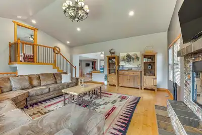 Image de Estes Park House w / Deck, Mtn Views & Hot Tub!