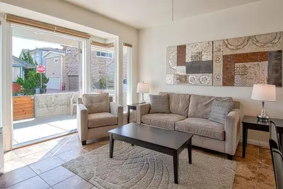 Image de Superbe unité inférieure sur un coin à seulement une maison du sable chaud!