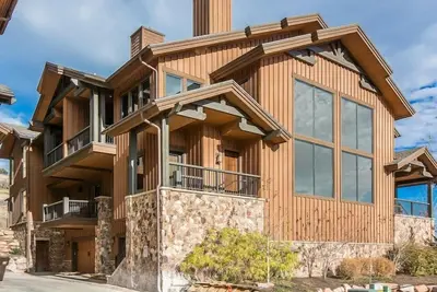 Image de Maison de ville de Park City avec bain à remous et équipements de luxe!