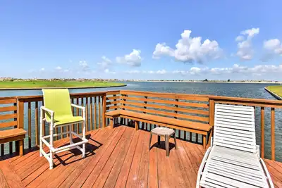 Image de Waterfront Corpus Christi Townhouse avec piscine et quai!