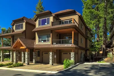 Image de Villa de luxe avec arcade, jeu de palets, cuisine complète, à proximité de Heavenly Village- Tahoe Woods Villa