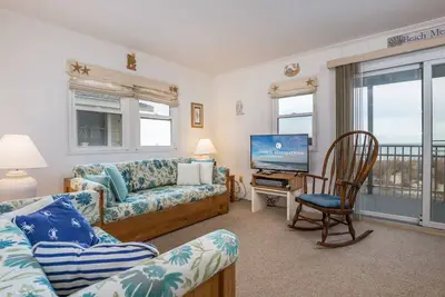 Image de Cozy 3 chambres, 1. 5 salles de bains condo situé sur le 122e Rue et en bord de mer