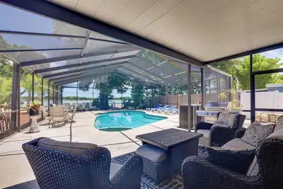 Image de Waterfront Tampa House avec piscine, quai et accès au lac